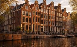 découvrez les secrets architecturaux fascinants des maisons penchées d'amsterdam et comprenez les raisons uniques derrière leur inclinaison emblématique.