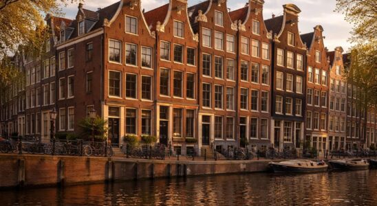 découvrez les secrets architecturaux fascinants des maisons penchées d'amsterdam et comprenez les raisons uniques derrière leur inclinaison emblématique.