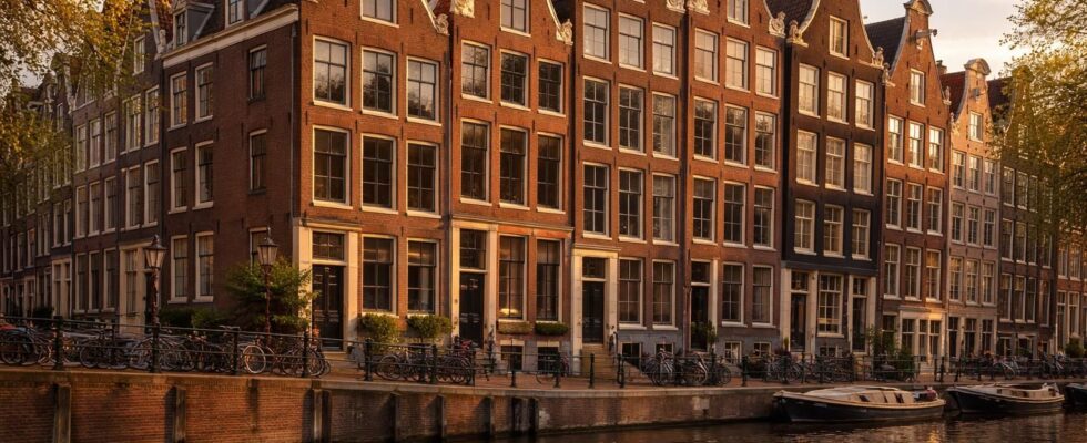 découvrez les secrets architecturaux fascinants des maisons penchées d'amsterdam et comprenez les raisons uniques derrière leur inclinaison emblématique.