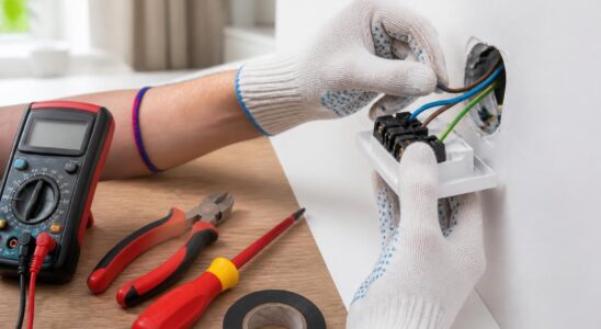 apprenez étape par étape comment réaliser la connexion d'une prise de courant en toute sécurité avec notre guide de bricolage simple et clair.