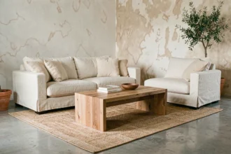 Salon moderne avec table basse en chêne massif, canapé en lin crème et tapis en jute sur béton ciré