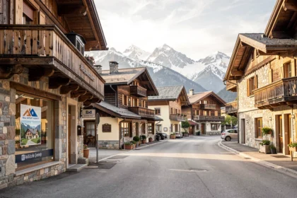 Rue d'un village alpin avec la vitrine d'une agence immobilière